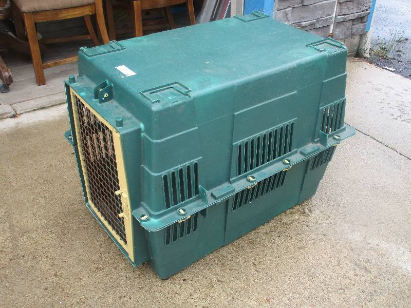 lot 94 image: large pet carrier