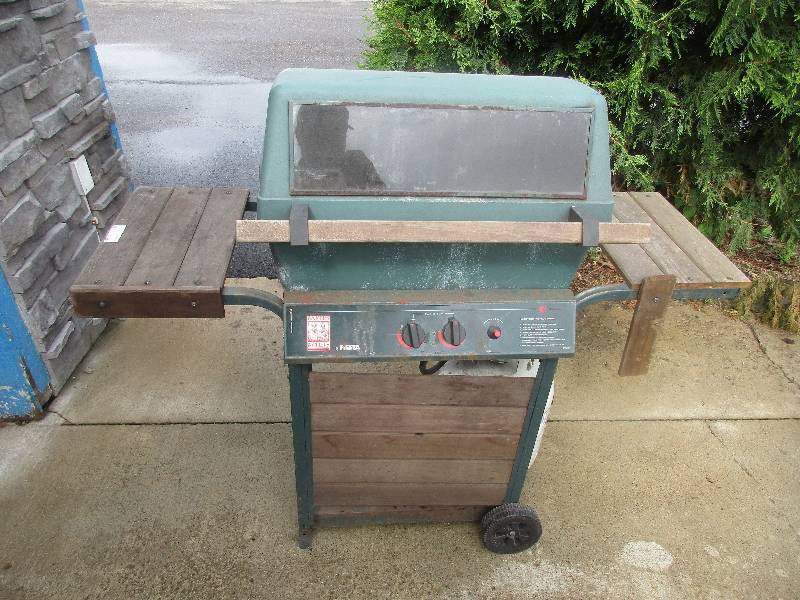 lot 99 image: gas grill w propane tank