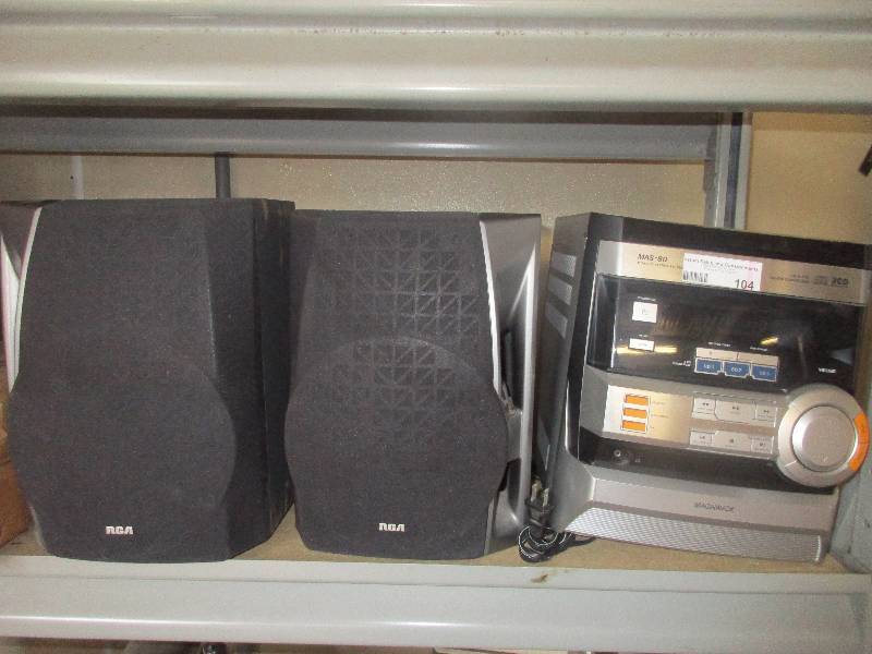 lot 104 image: Magnavox MAS-80 stereo system