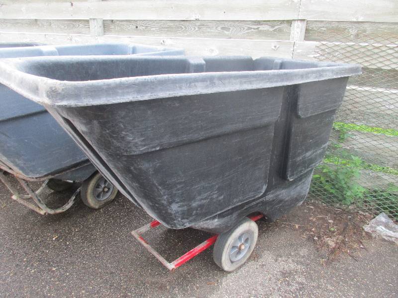 lot 129 image: garbage bin on wheels - not broken