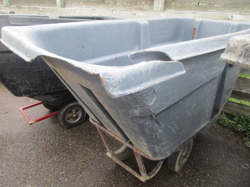 lot 130 image: garbage bin on wheels -  broken edges