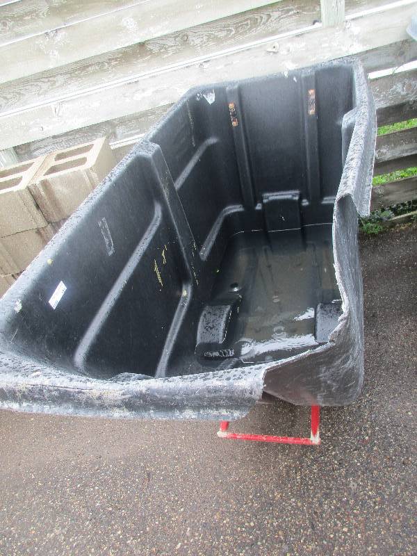 lot 131 image: garbage bin on wheels -  broken edges