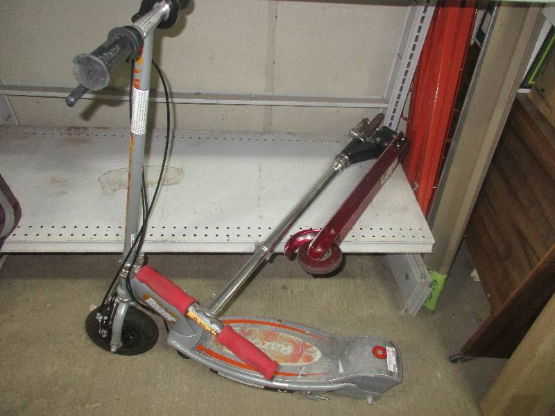 lot 139 image: 2 razor scooters - 1 electric no charger 1 regular
