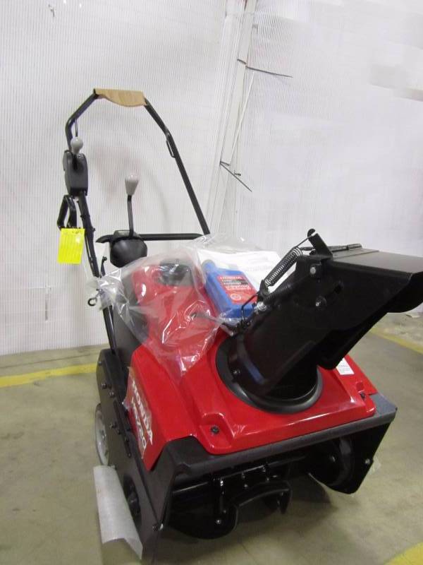 lot 28 image: Honda HS720AS 20 in. Single-Stage Electric Start Gas Snow Blower