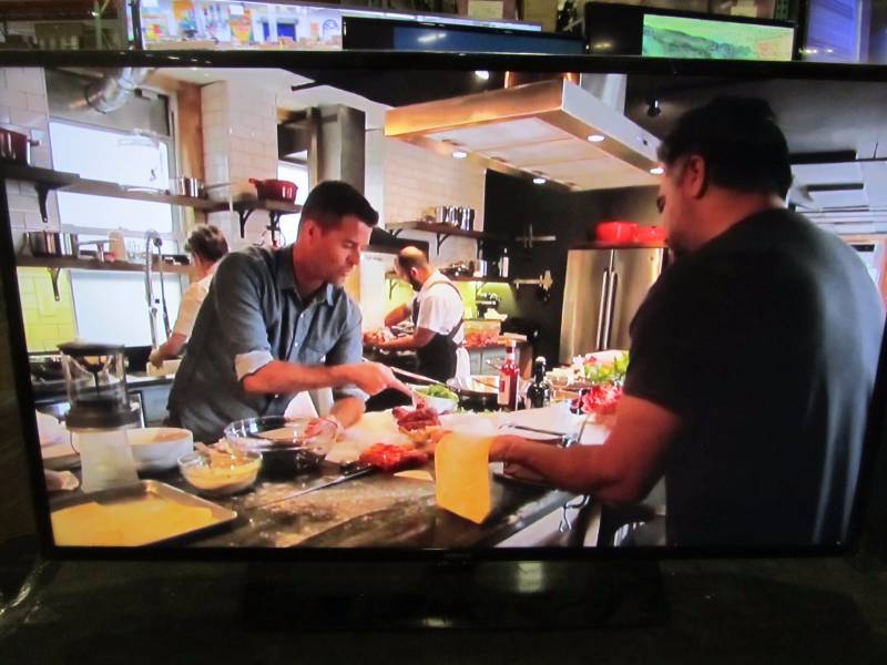 lot 20 image: Samsung UN43J5200 43-Inch 1080p Smart LED TV (2015 Model)