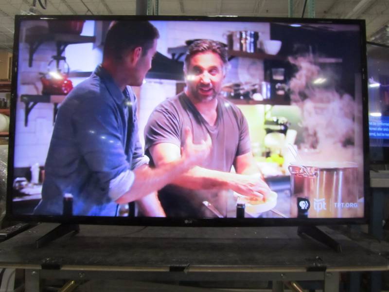 lot 22 image: LG 49UH6090 49 4K Ultra HD 2160p 120Hz LED Smart HDTV (4K x 2K)
