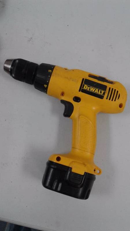 lot 25 image: Cordless Dewalt Drill wth 2 Batteries and Charger in Case - Good Used Condition