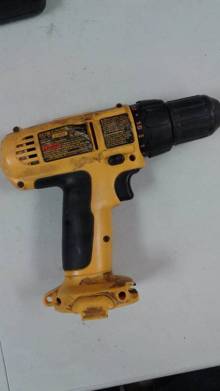 lot 42 image: DeWalt Cordless Drill in box with 2 Batteries and Charger - TESTED WORKS