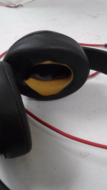 lot 57 image: Beats Studio Headphones With 3.5mm Cord BROKEN