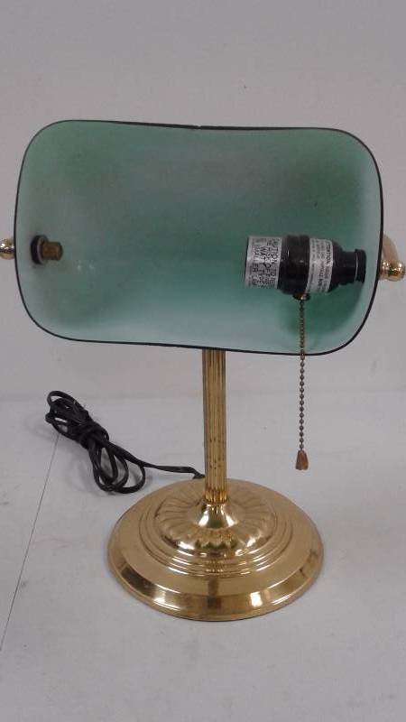 lot 68 image: Green Bankers Lamp - TESTED WORKS