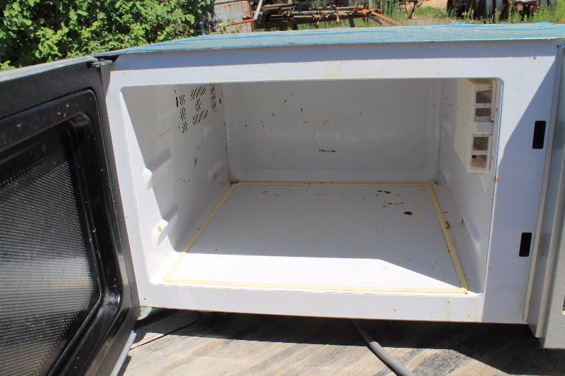 lot 11 image: Microwave Oven