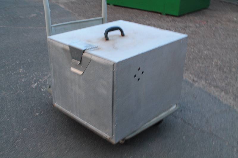 lot 3 image: Hot Tote Pizza Warmer