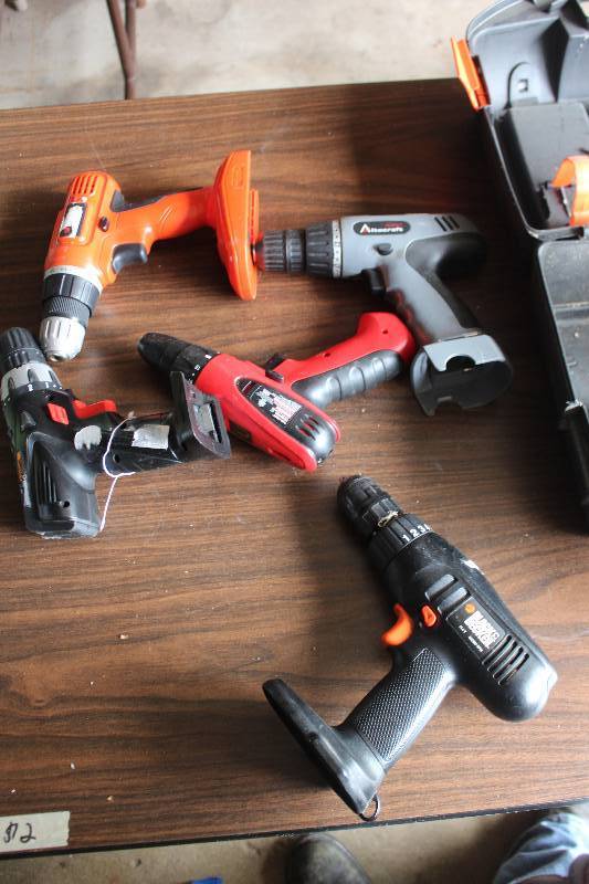 lot 52 image: Lot of (5) Cordless Drills Includes Black & Decker PS3625, Task Force 12825,