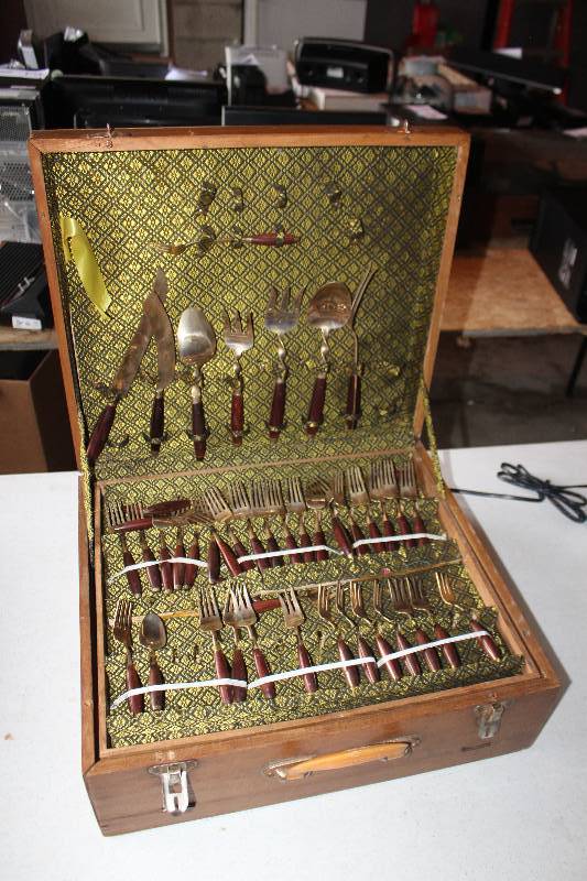 lot 6 image: Vintage Silverware Set w Wood Carry Case