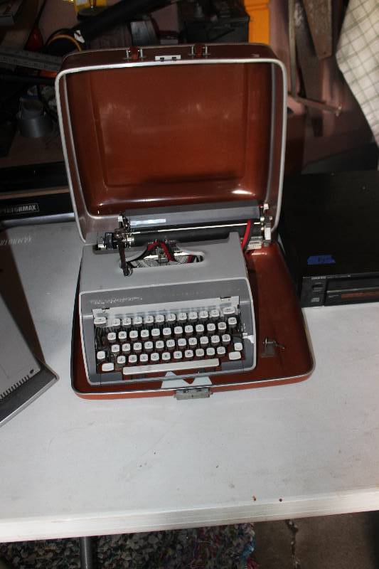 lot 17 image: Vintage Remington Letter-riter DE LL Portable Typewriter w Carry Case