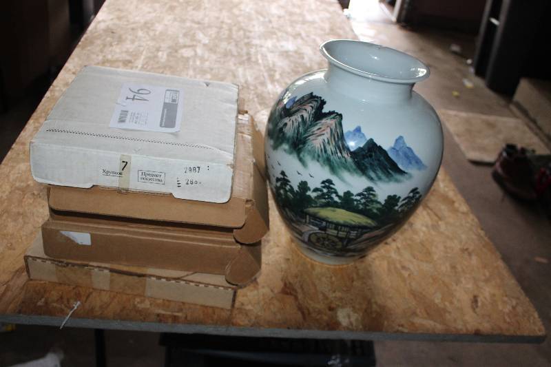 lot 94 image: Collector Vase & Plates w Documentation