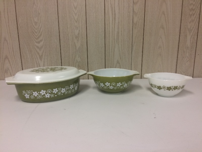 lot 13 image: 2 Pyrex Bowls & 1 Covered Casserole