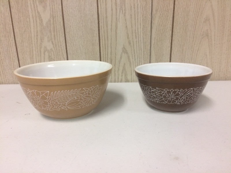 lot 14 image: 2 Pyrex Nesting Bowls