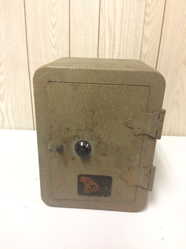 lot 15 image: Duchin Metal Safe