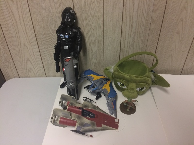 lot 5 image: Star Wars Toys & Figures