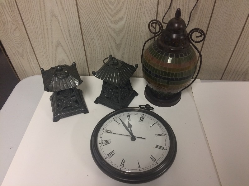 lot 76 image: Decorative Candle Lanterns, Clock, Stained Glass Lantern