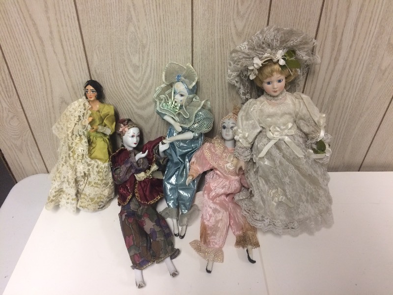 lot 78 image: 5 Porcelain Dolls
