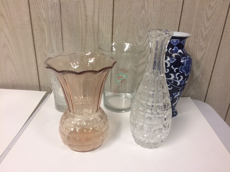 lot 87 image: 5 Flower Vases