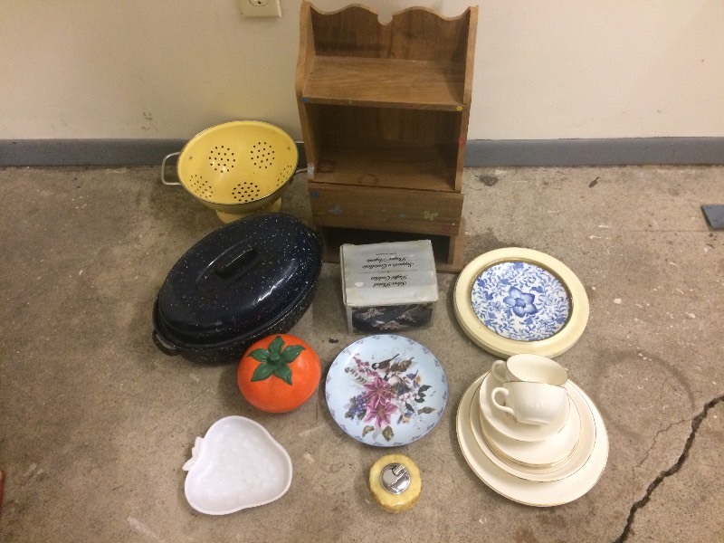 lot 98 image: Assorted Kitchen & Decorating Items