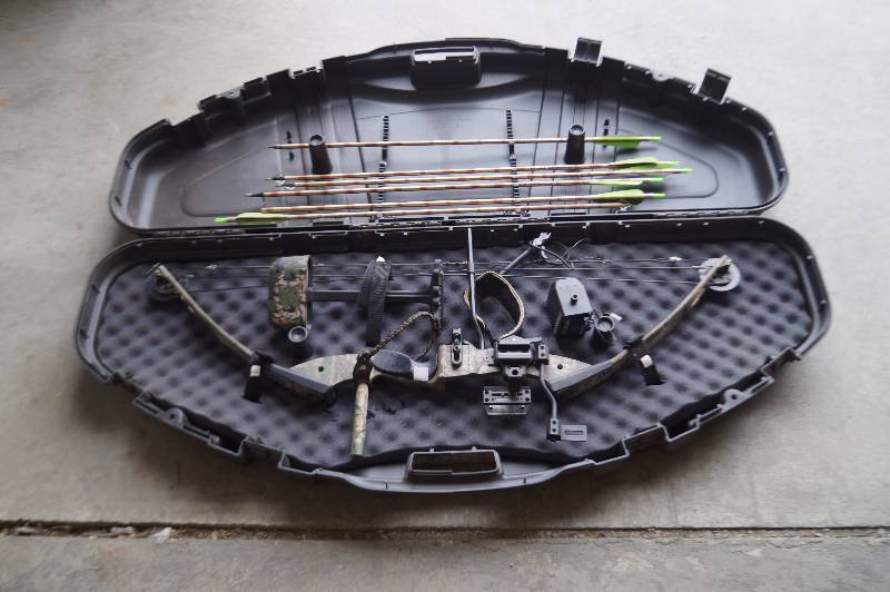 lot 1 image: Compound Bow