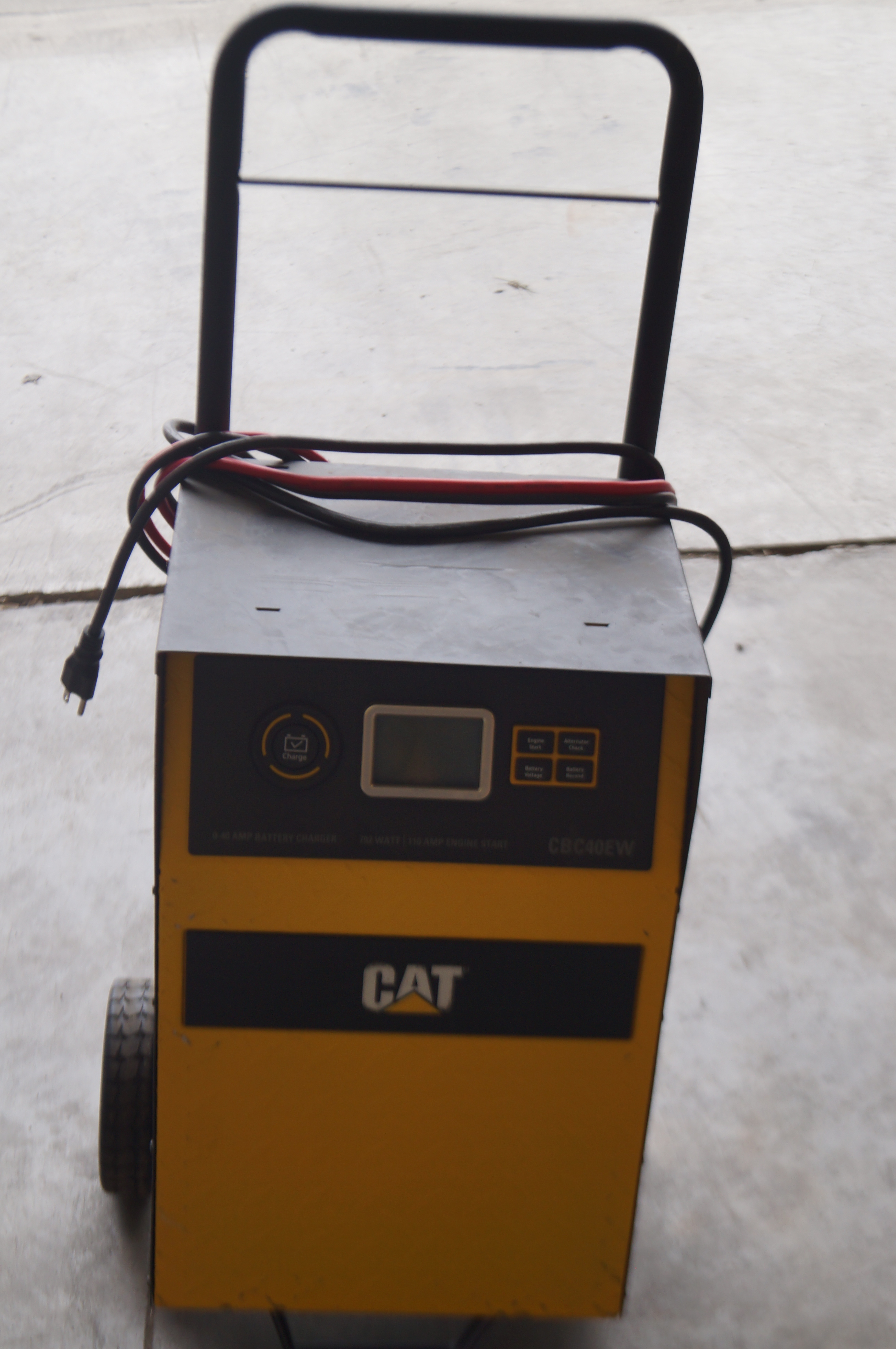 lot 9 image: Battery Charger Engine Starter