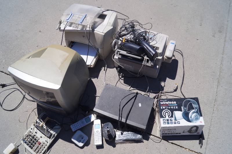lot 26 image: TVFax MachineHeadphones & More