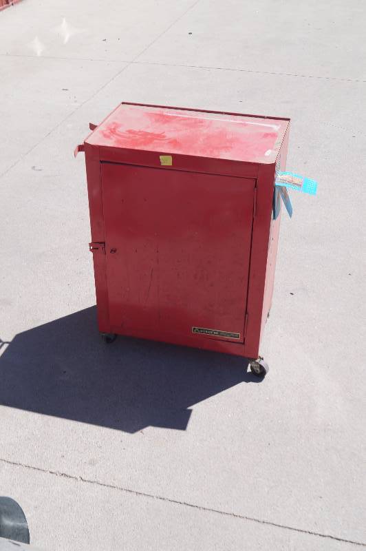 lot 30 image: Metal Cabinet