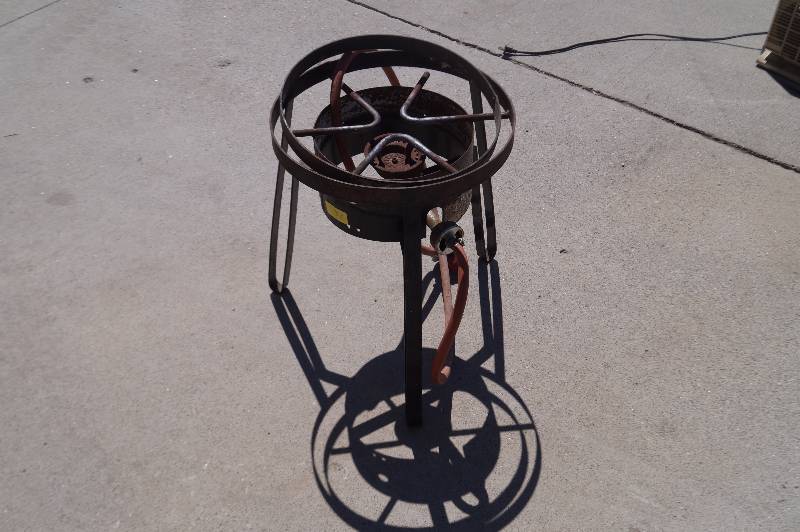 lot 32 image: Propane Cooker