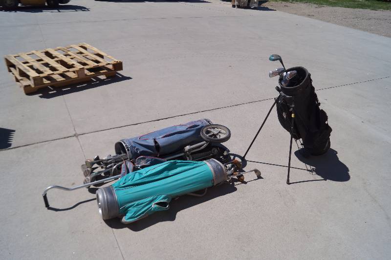 lot 33 image: Golf Clubs