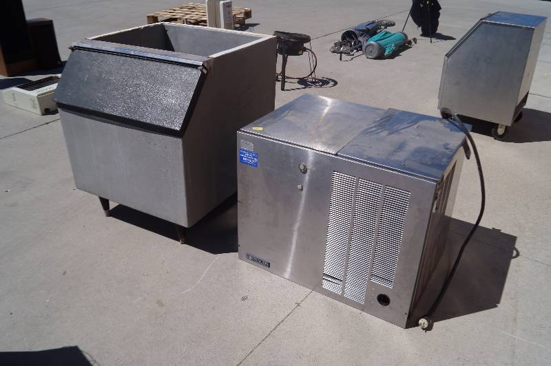 lot 35 image: Ice Machine