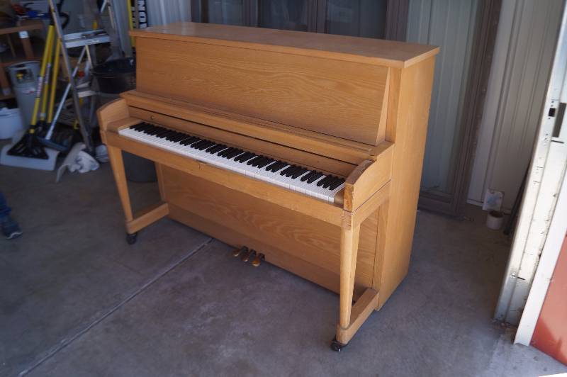 lot 41 image: Baldwin Piano