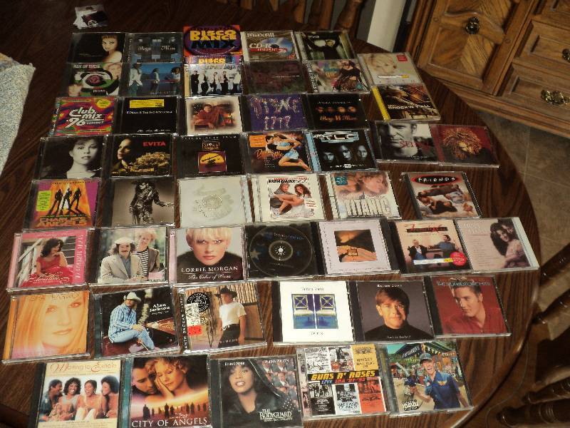 lot 4 image: 50 CDs...