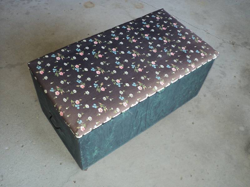 lot 5 image: toy box with upholstered top ...