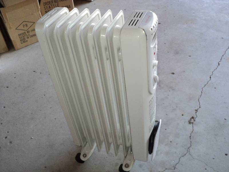 lot 7 image: electric heater...