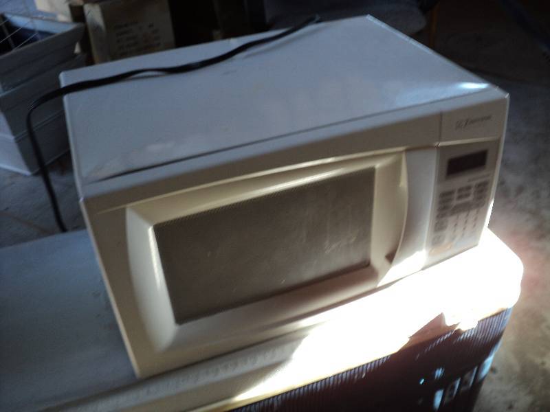 lot 9 image: white microwave...