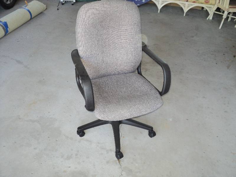 lot 10 image: swivel office chair...