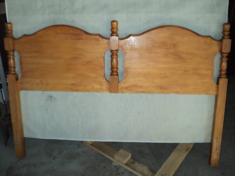 lot 12 image: queen size headboard...
