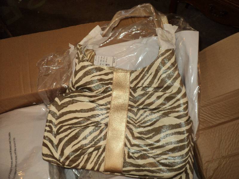 lot 22 image: box of 12 brand new purses, great f...