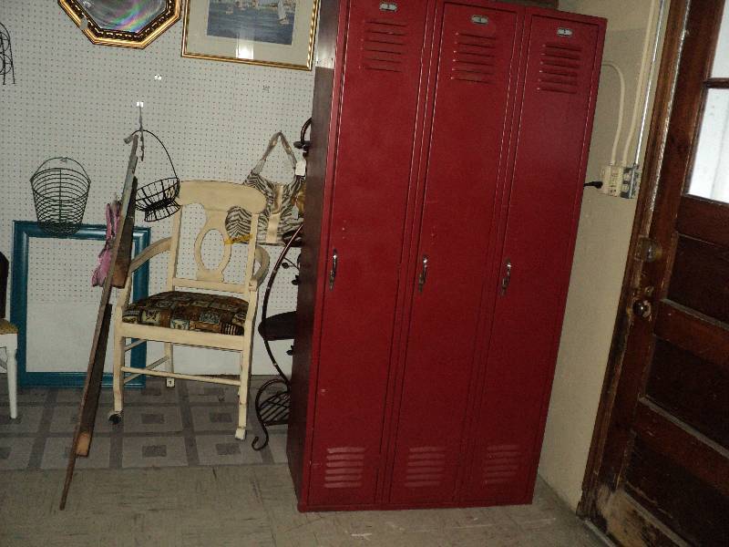 lot 24 image: red 3 door locker...