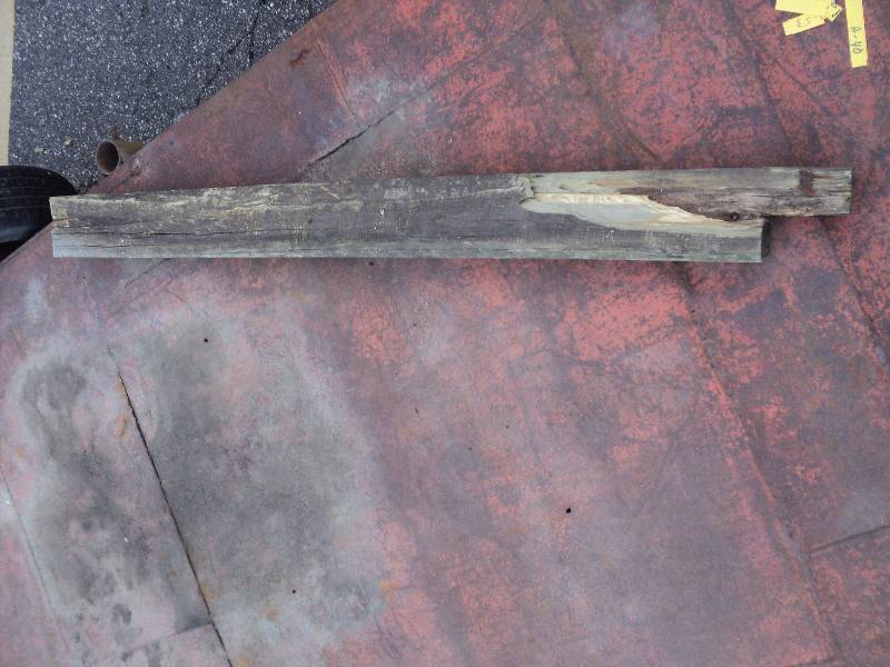 lot 30 image: wood beam 4inx6inxd6ft, damaged on ...