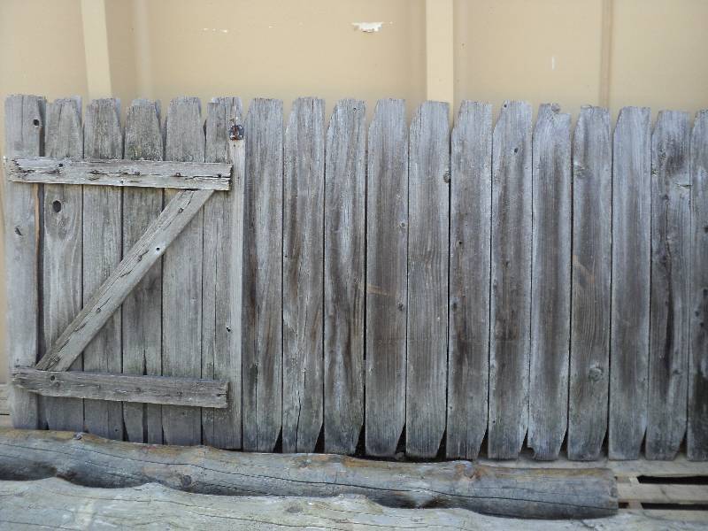 lot 35 image: gray weathered section of fencing 8...