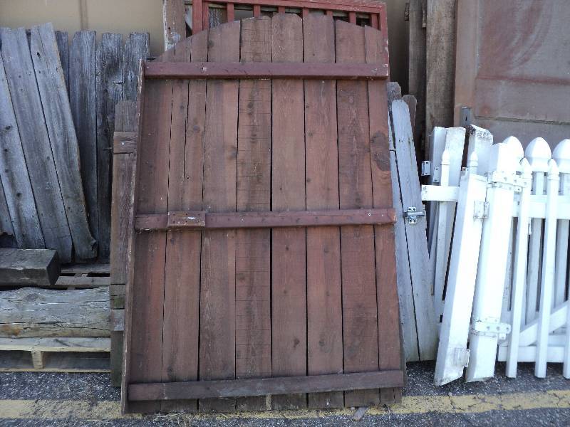 lot 44 image: fence gate curved top, 42inx68in...