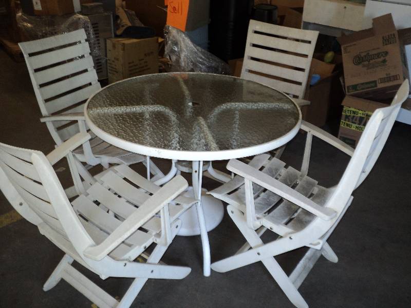 lot 60 image: resin patio set, neeeds a good clea...