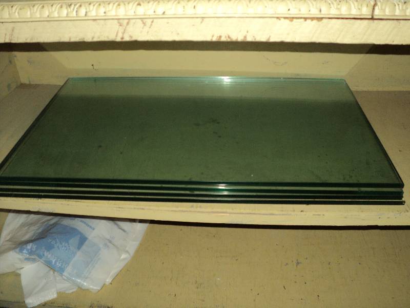 lot 72 image: 4 pieces of 14 in thick glass 17 1...