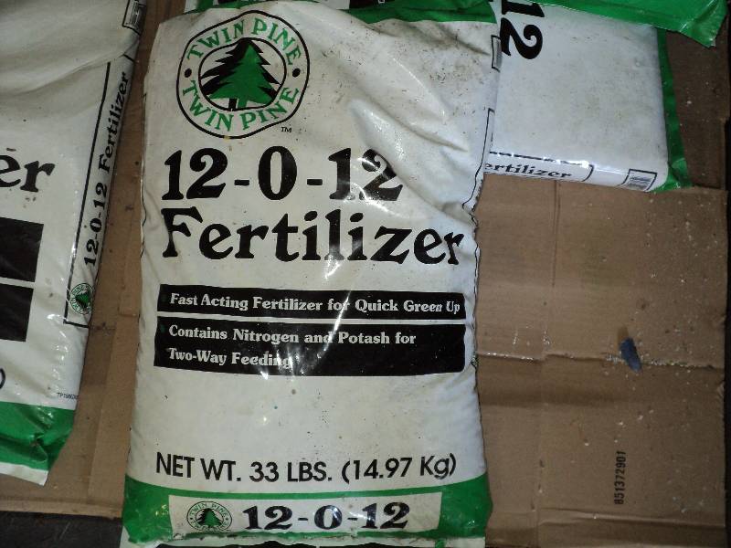 lot 82 image: 1 bag of twin pine fertilizer, 12-0...
